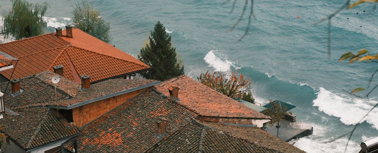 Toits de tuiles dominant la mer